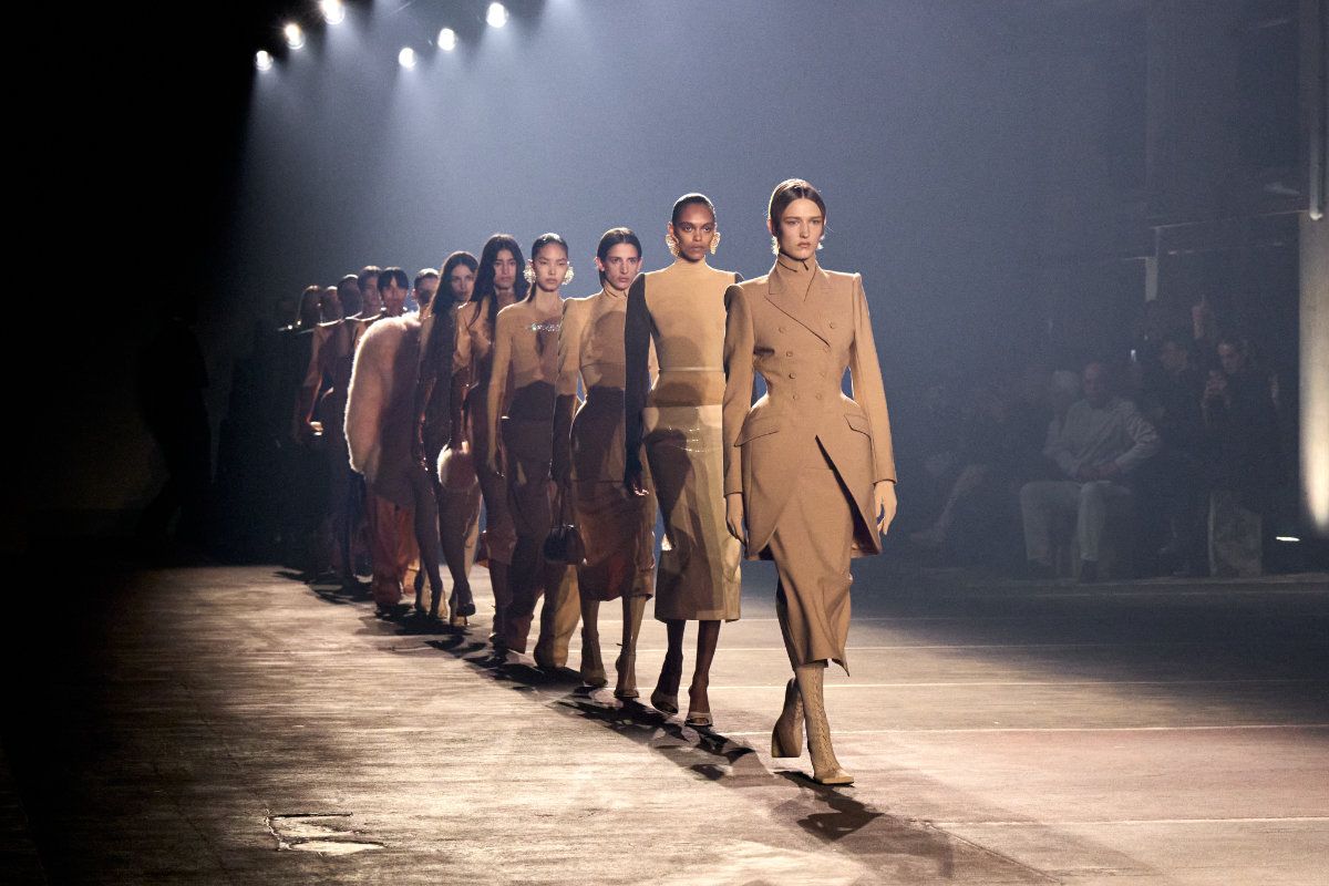 Stardust Aphrodite: Mugler’s Spellbinding SS26 Revival Of Hollywood Glamour