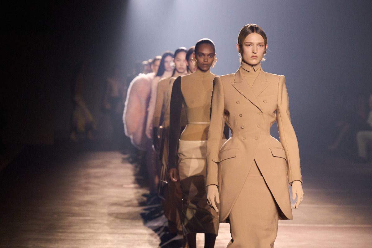 Stardust Aphrodite: Mugler’s Spellbinding SS26 Revival Of Hollywood Glamour