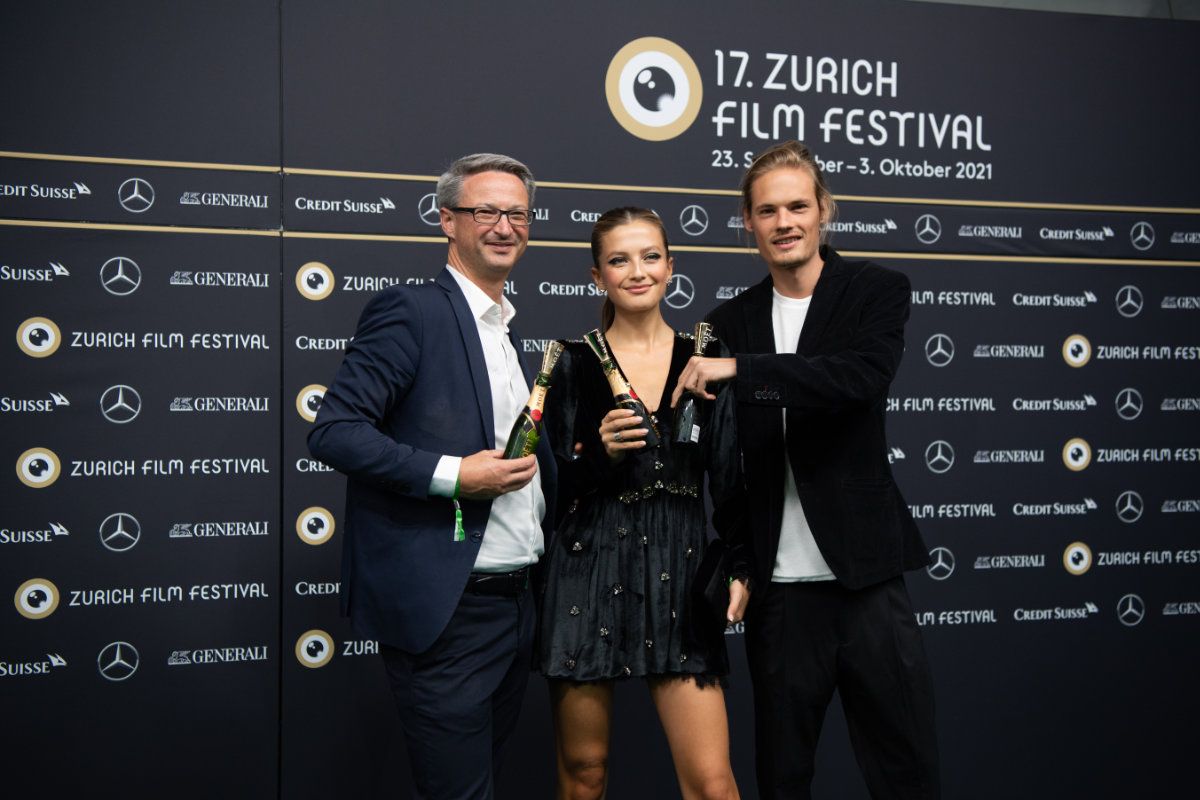 Die Neuen „Stars“ & Die Vergoldete Moët & Chandon Methusalem Flasche Glänzen An Zurich Film Festivals Grünem Teppich