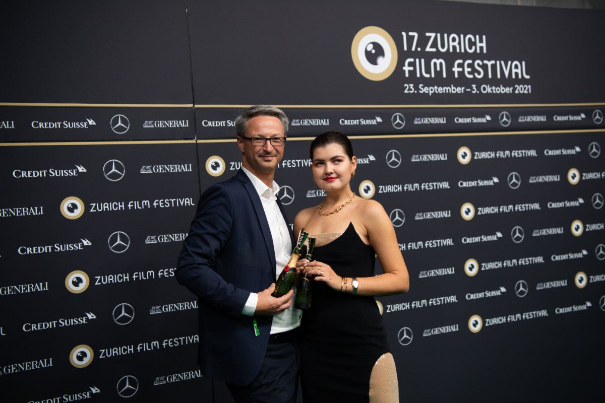 Die Neuen „Stars“ & Die Vergoldete Moët & Chandon Methusalem Flasche Glänzen An Zurich Film Festivals Grünem Teppich