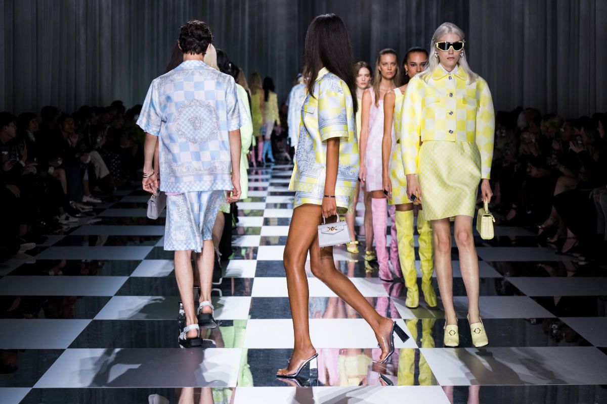 Versace Versace Presents Its New Spring Summer 2024 Collection Luxferity   Versace Ss24 Show Finale 02 1200x800 1200x800 