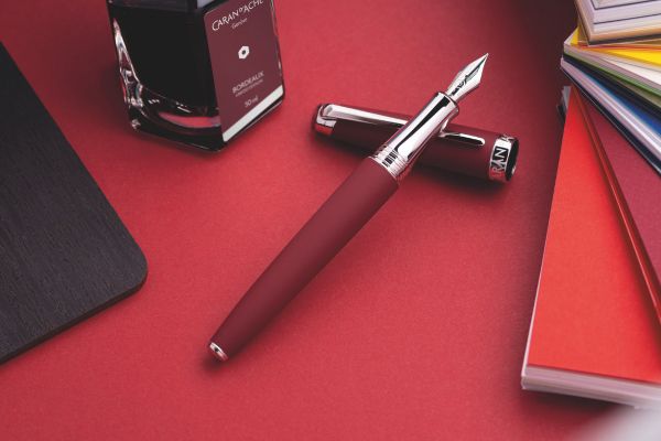 Caran d’Ache Präsentiert Léman Alpinblau und Bordeauxrot: zwei neue Trendfarben nach dem chromatischen Vorbild des Genfersees