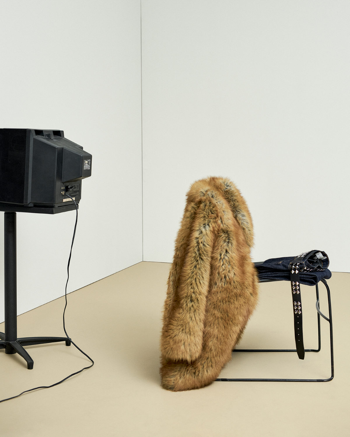 FRAME & Amelia Gray Launch Debut Capsule Collection: Luxe Denim Meets Supermodel Cool