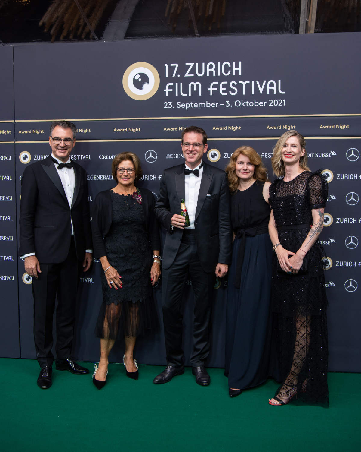 Die Neuen „Stars“ & Die Moët & Chandon Methusalem Flasche An Zurich Film Festivals Grünem Teppich
