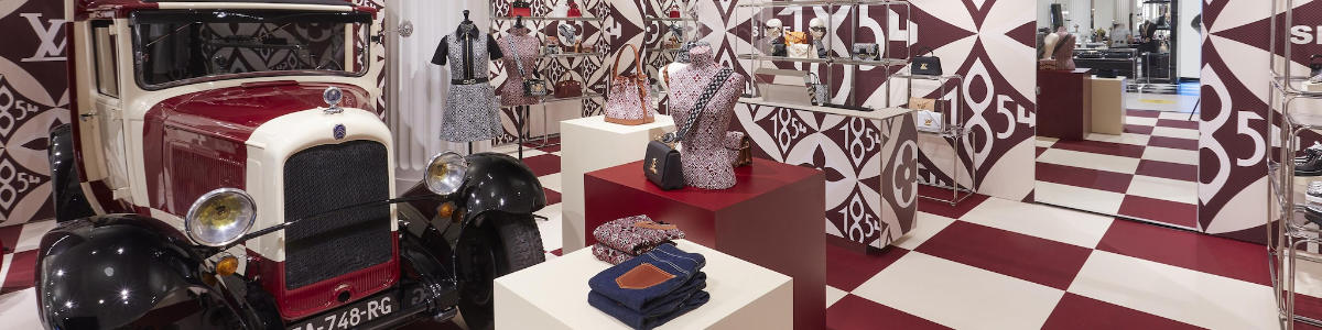 Louis Vuitton shop at Selfridges department store in London – Stock  Editorial Photo © AndreaA. #93364292