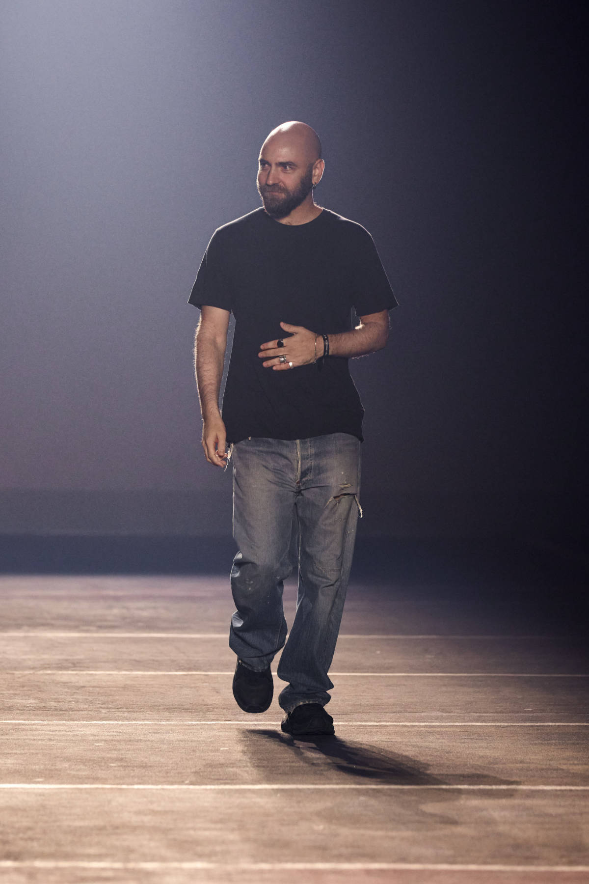 Stardust Aphrodite: Mugler’s Spellbinding SS26 Revival Of Hollywood Glamour