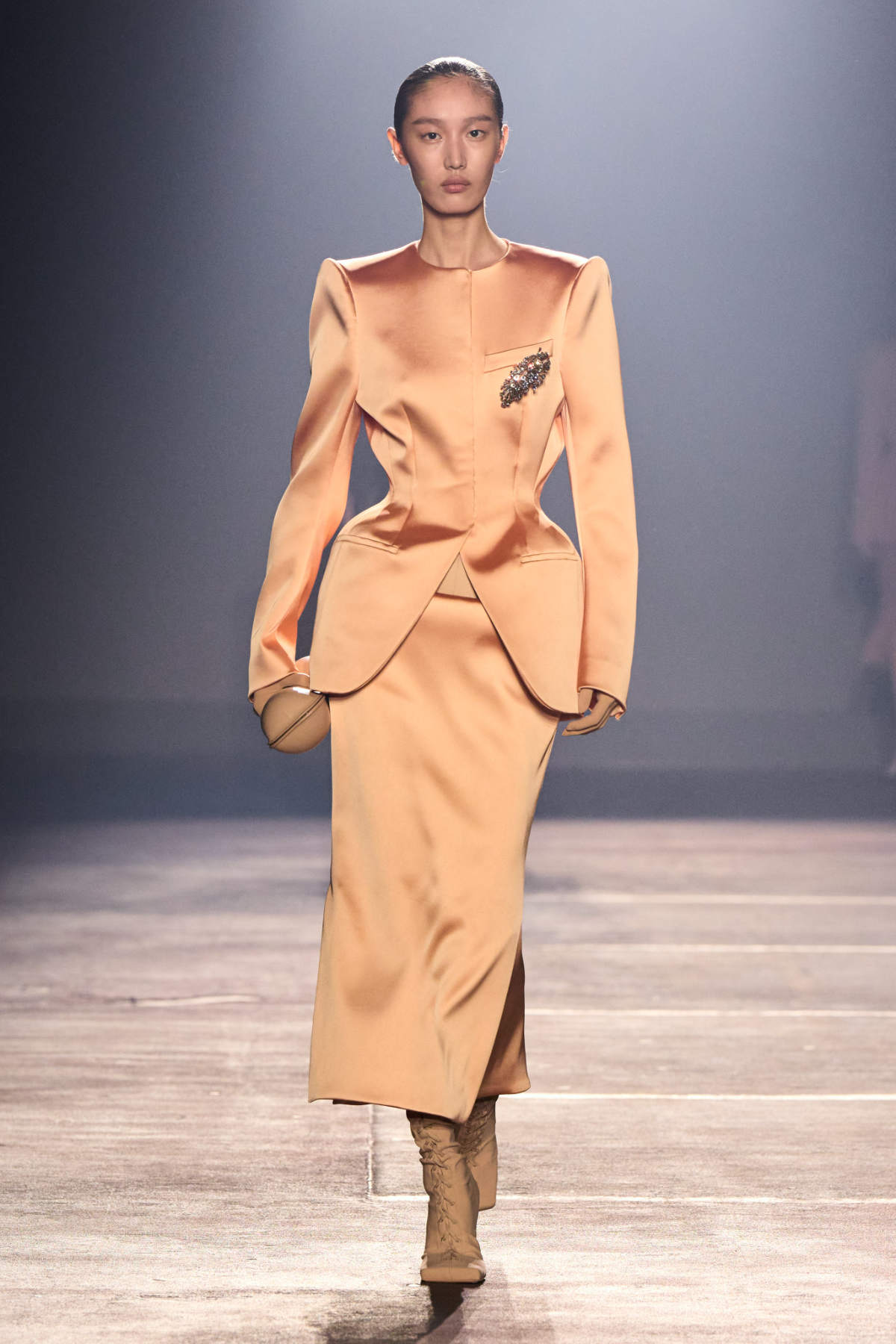 Stardust Aphrodite: Mugler’s Spellbinding SS26 Revival Of Hollywood Glamour