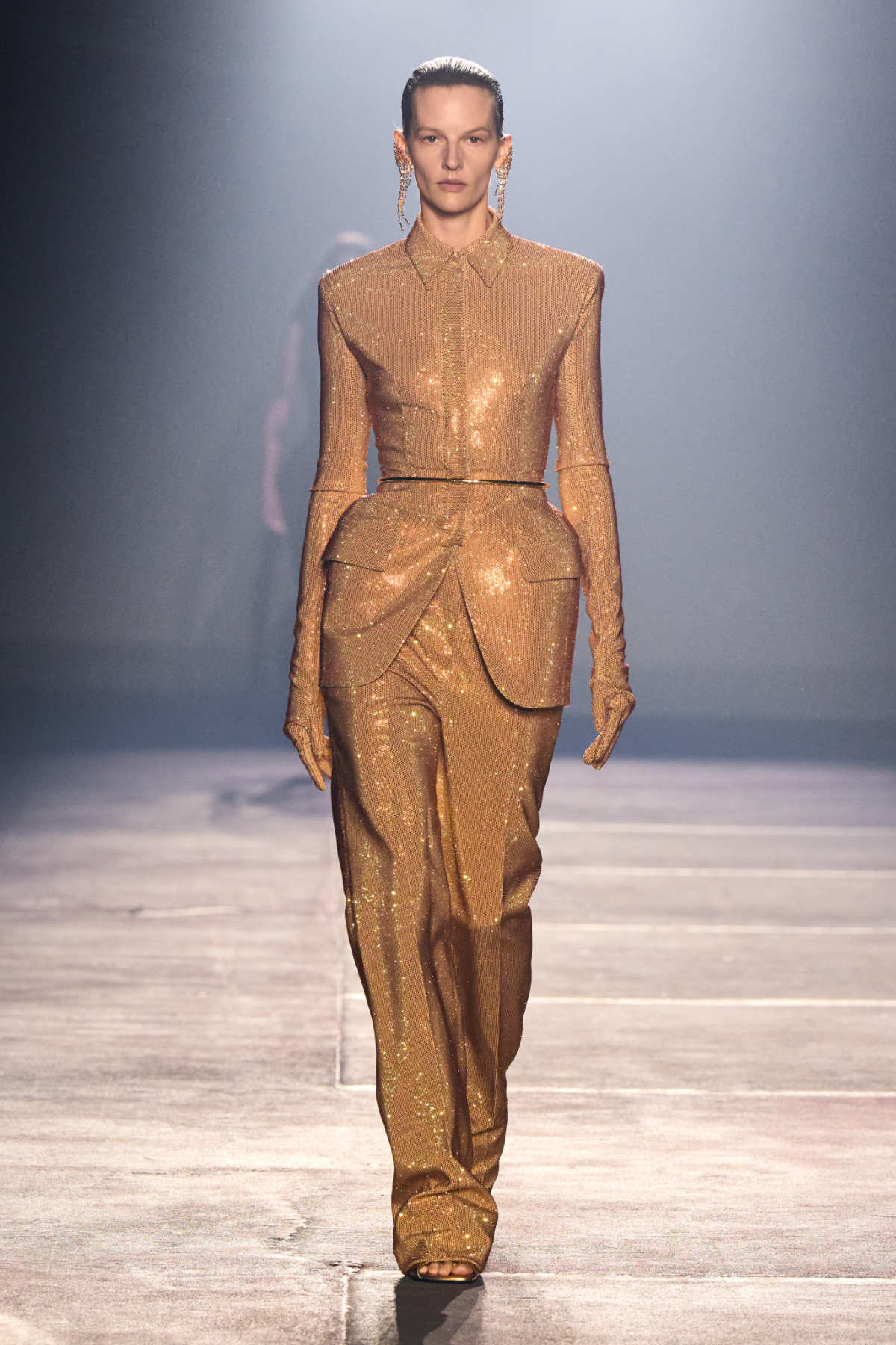 Stardust Aphrodite: Mugler’s Spellbinding SS26 Revival Of Hollywood Glamour
