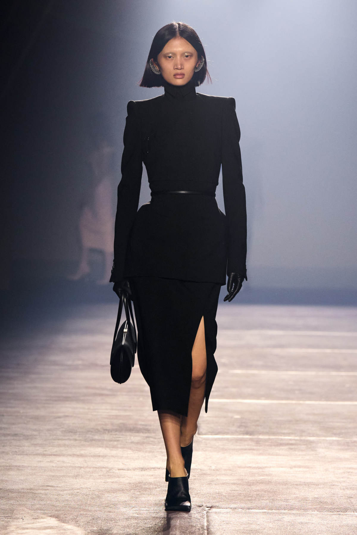 Stardust Aphrodite: Mugler’s Spellbinding SS26 Revival Of Hollywood Glamour