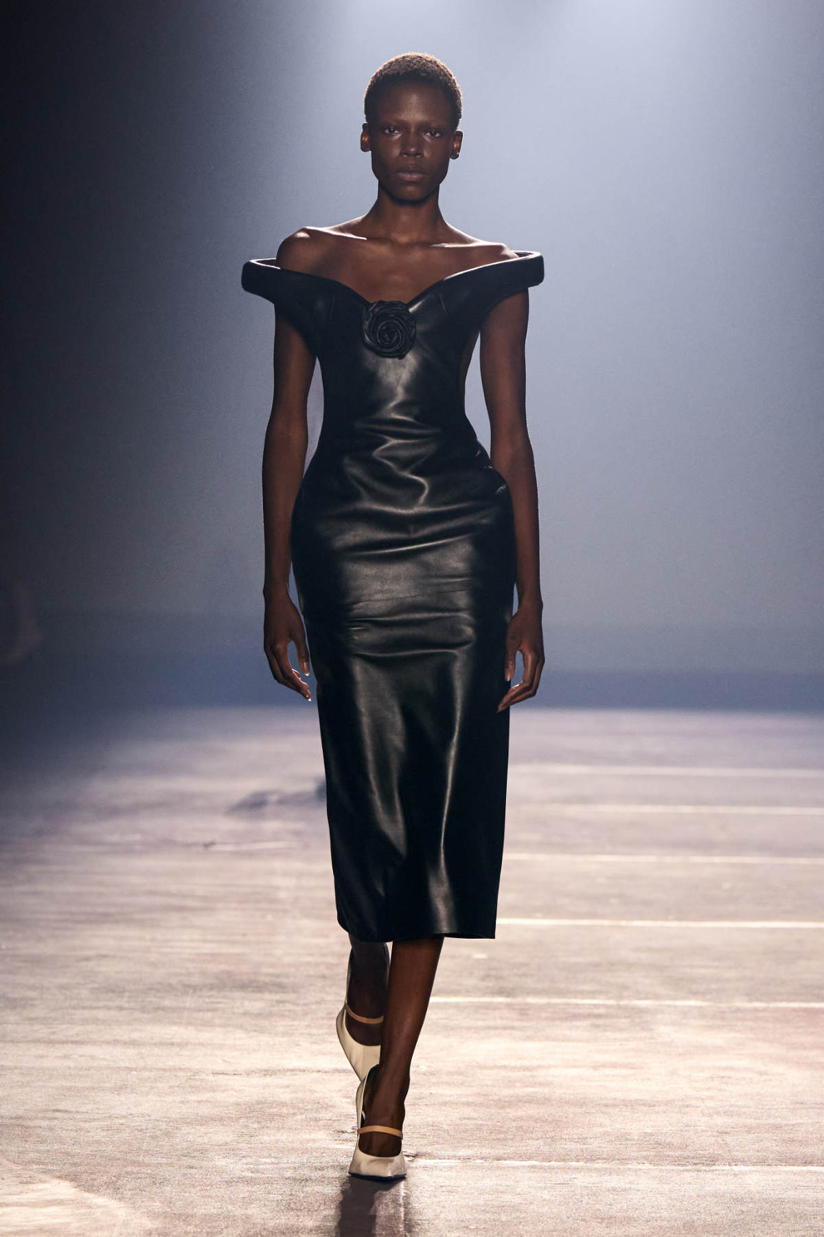 Stardust Aphrodite: Mugler’s Spellbinding SS26 Revival Of Hollywood Glamour