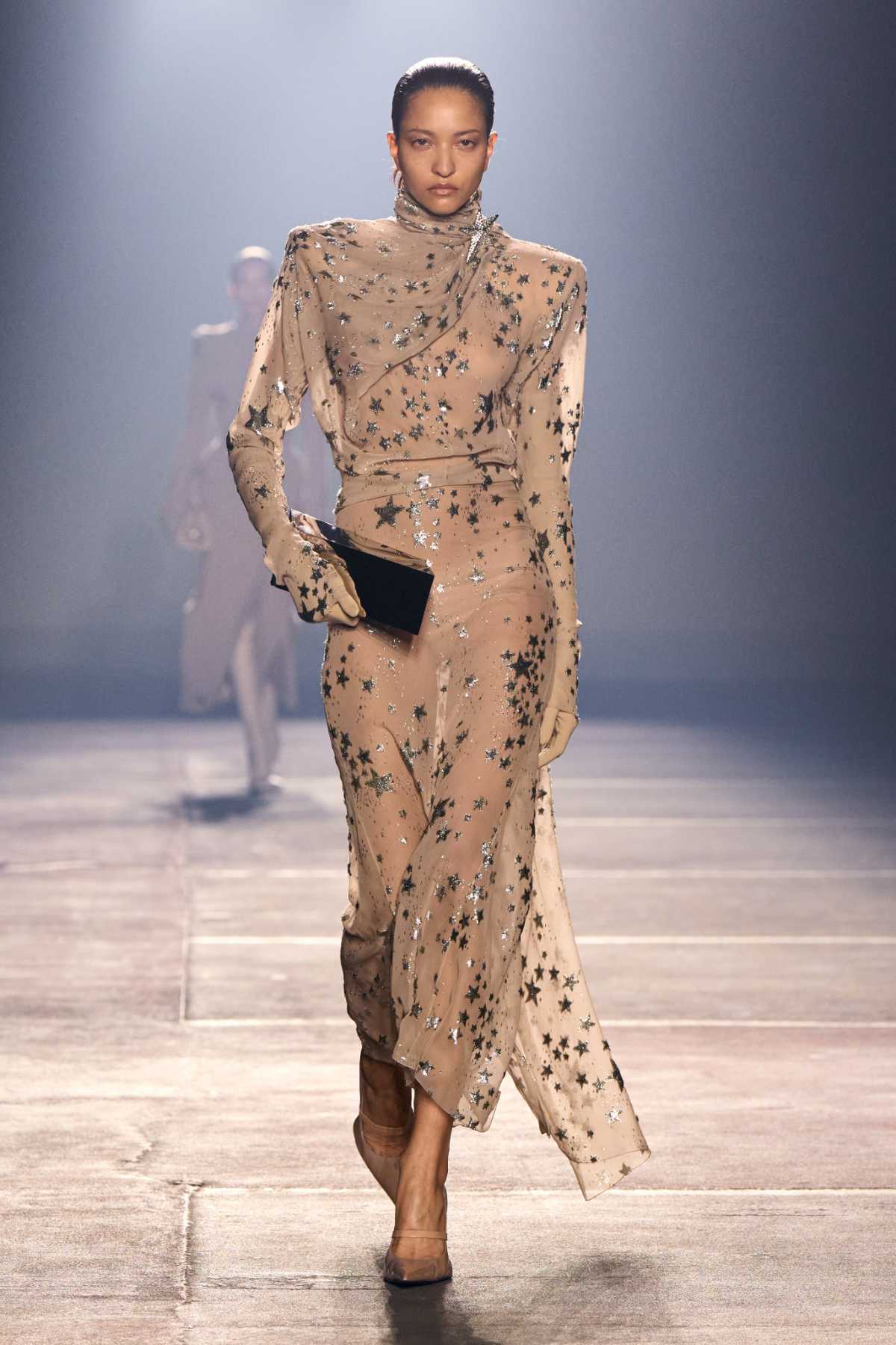 Stardust Aphrodite: Mugler’s Spellbinding SS26 Revival Of Hollywood Glamour