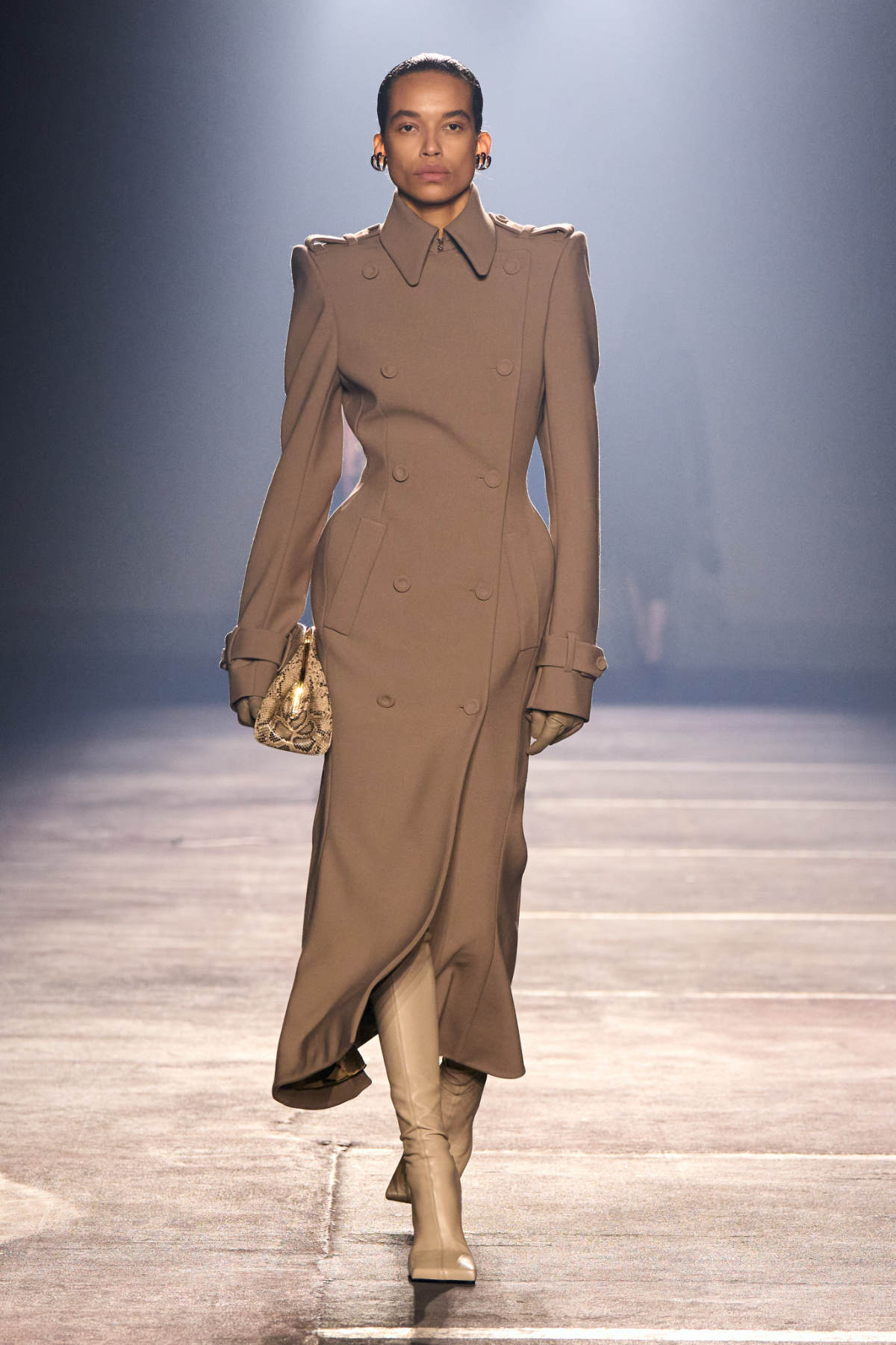 Stardust Aphrodite: Mugler’s Spellbinding SS26 Revival Of Hollywood Glamour