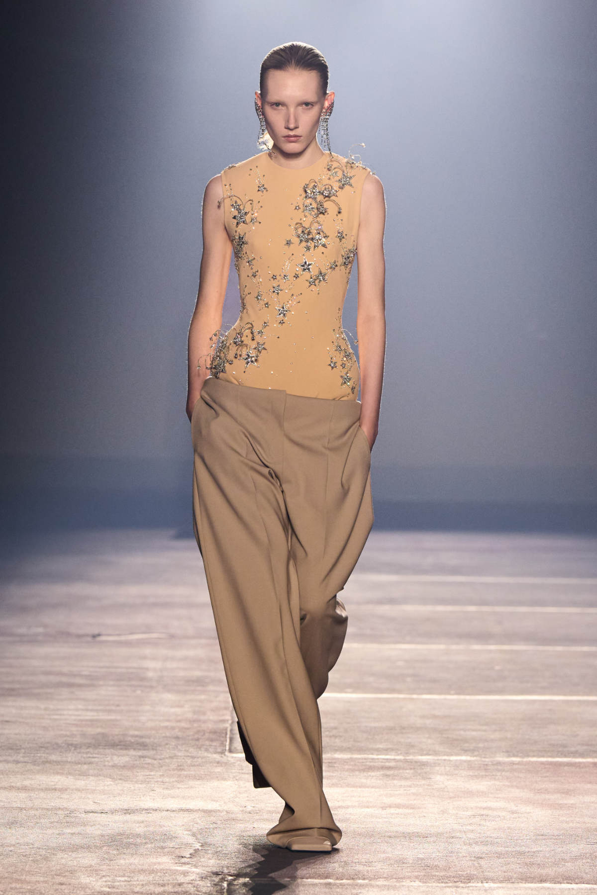 Stardust Aphrodite: Mugler’s Spellbinding SS26 Revival Of Hollywood Glamour