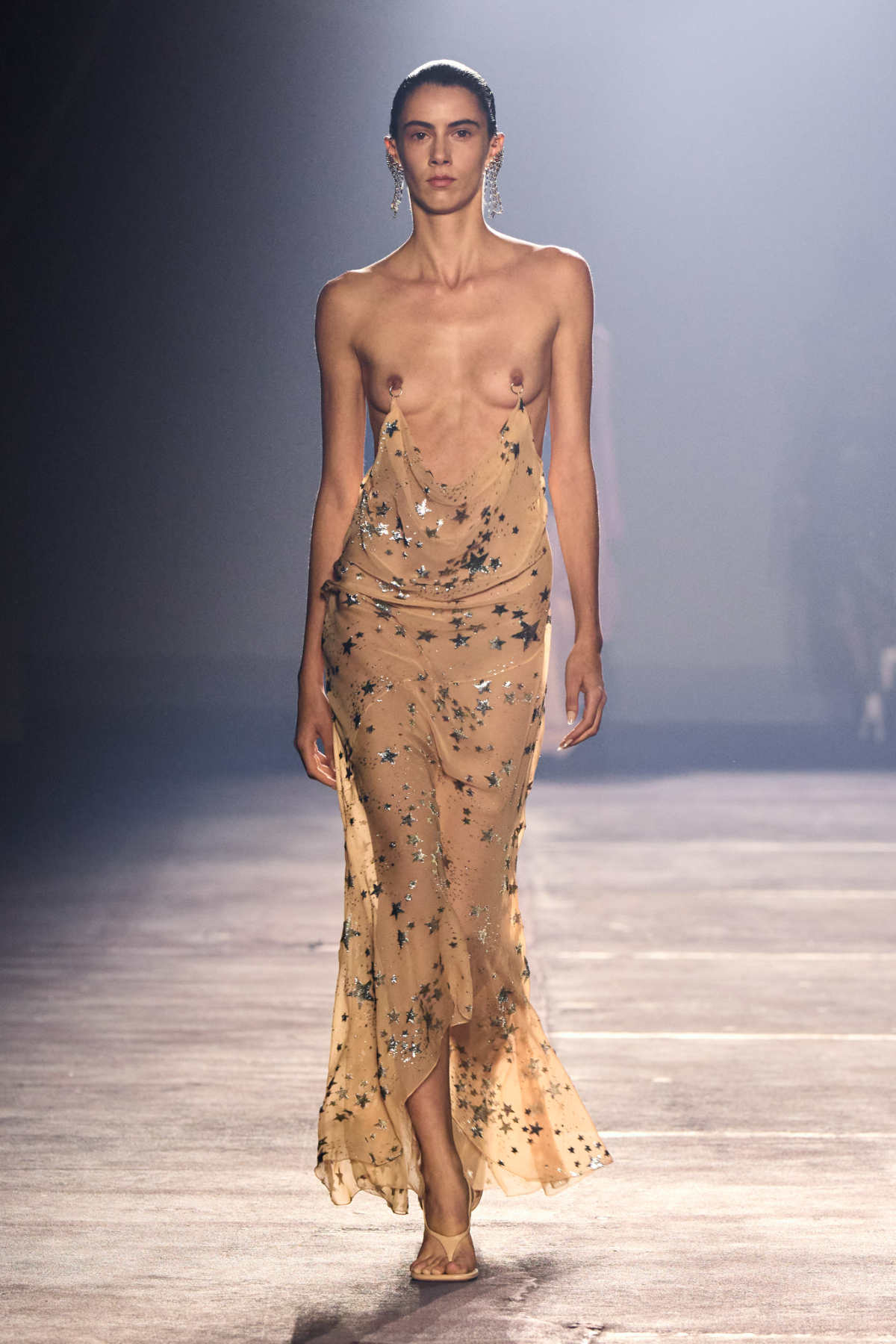 Stardust Aphrodite: Mugler’s Spellbinding SS26 Revival Of Hollywood Glamour