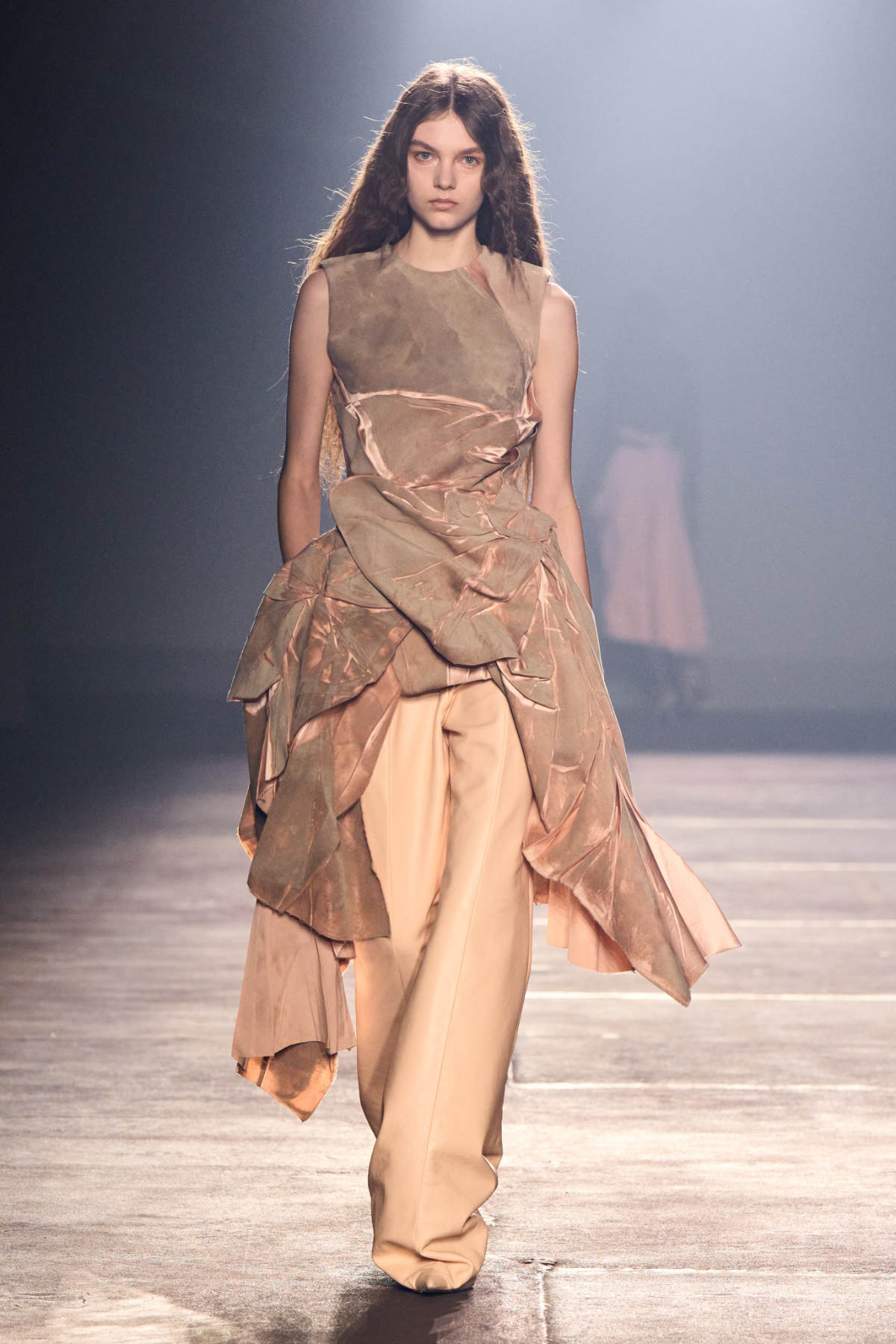 Stardust Aphrodite: Mugler’s Spellbinding SS26 Revival Of Hollywood Glamour