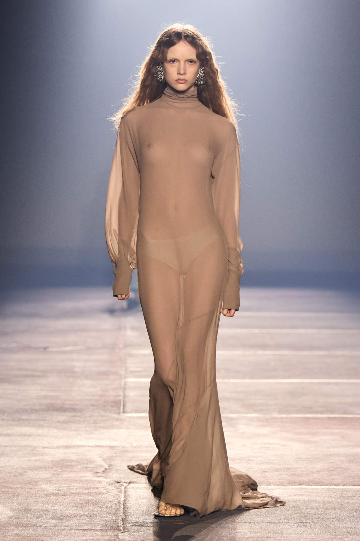Stardust Aphrodite: Mugler’s Spellbinding SS26 Revival Of Hollywood Glamour