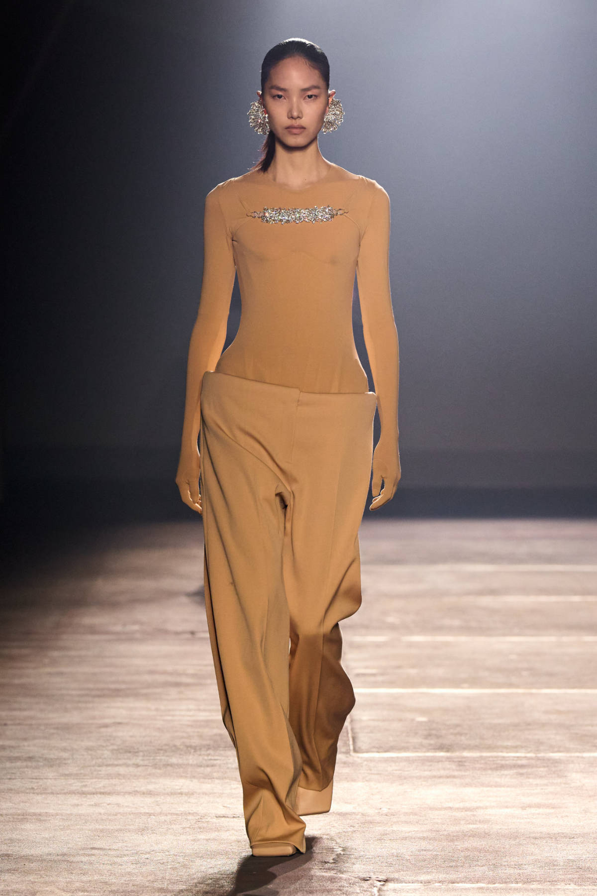 Stardust Aphrodite: Mugler’s Spellbinding SS26 Revival Of Hollywood Glamour