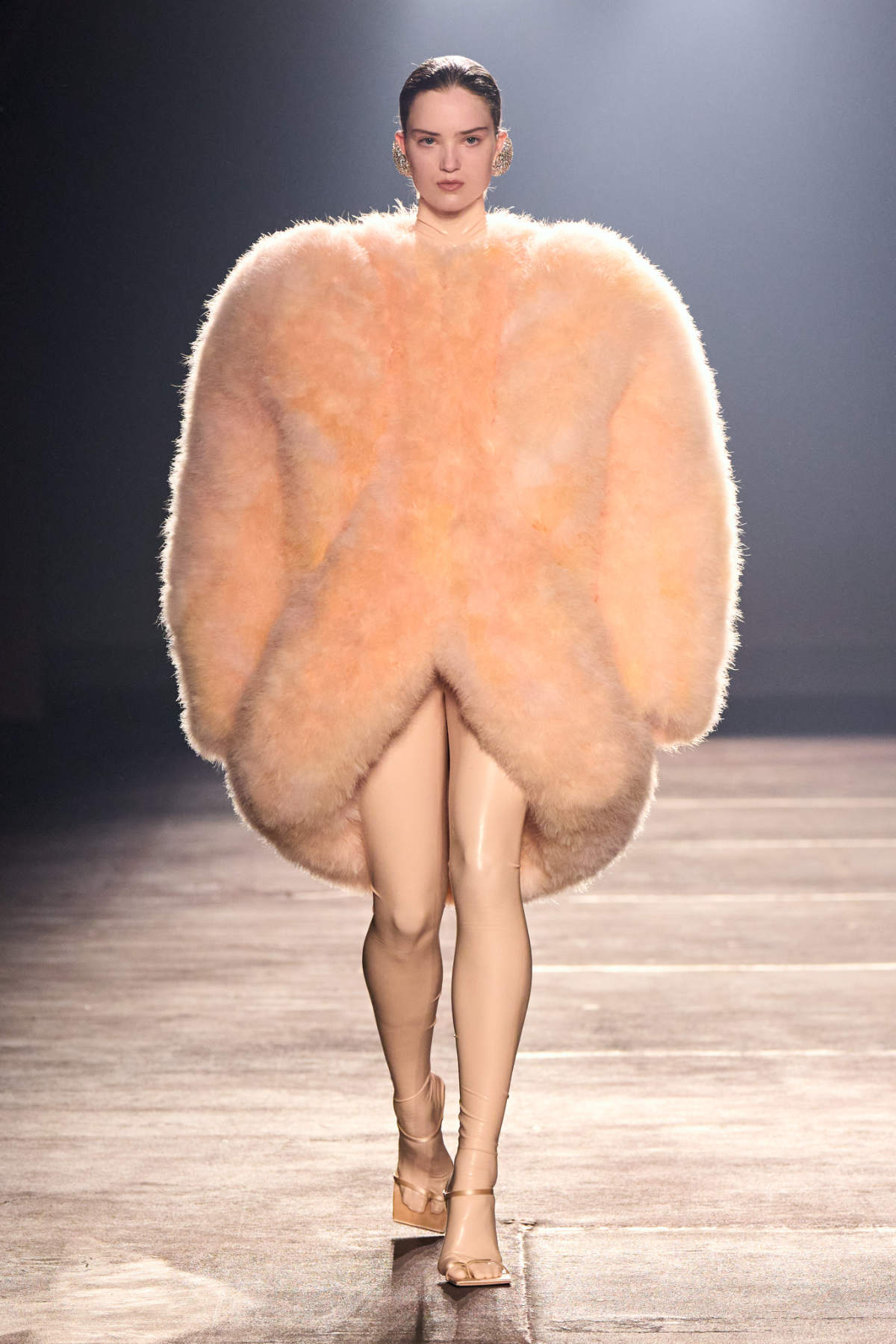 Stardust Aphrodite: Mugler’s Spellbinding SS26 Revival Of Hollywood Glamour