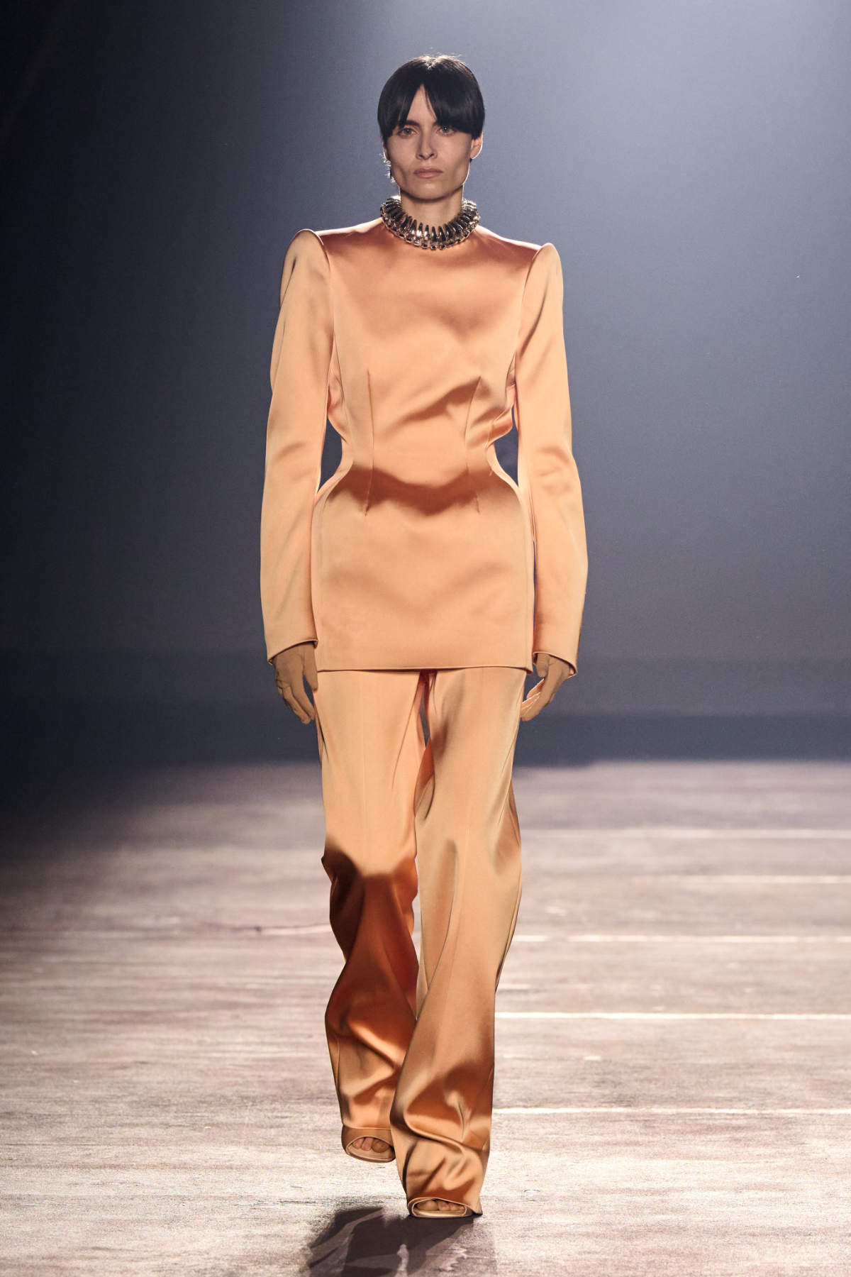 Stardust Aphrodite: Mugler’s Spellbinding SS26 Revival Of Hollywood Glamour