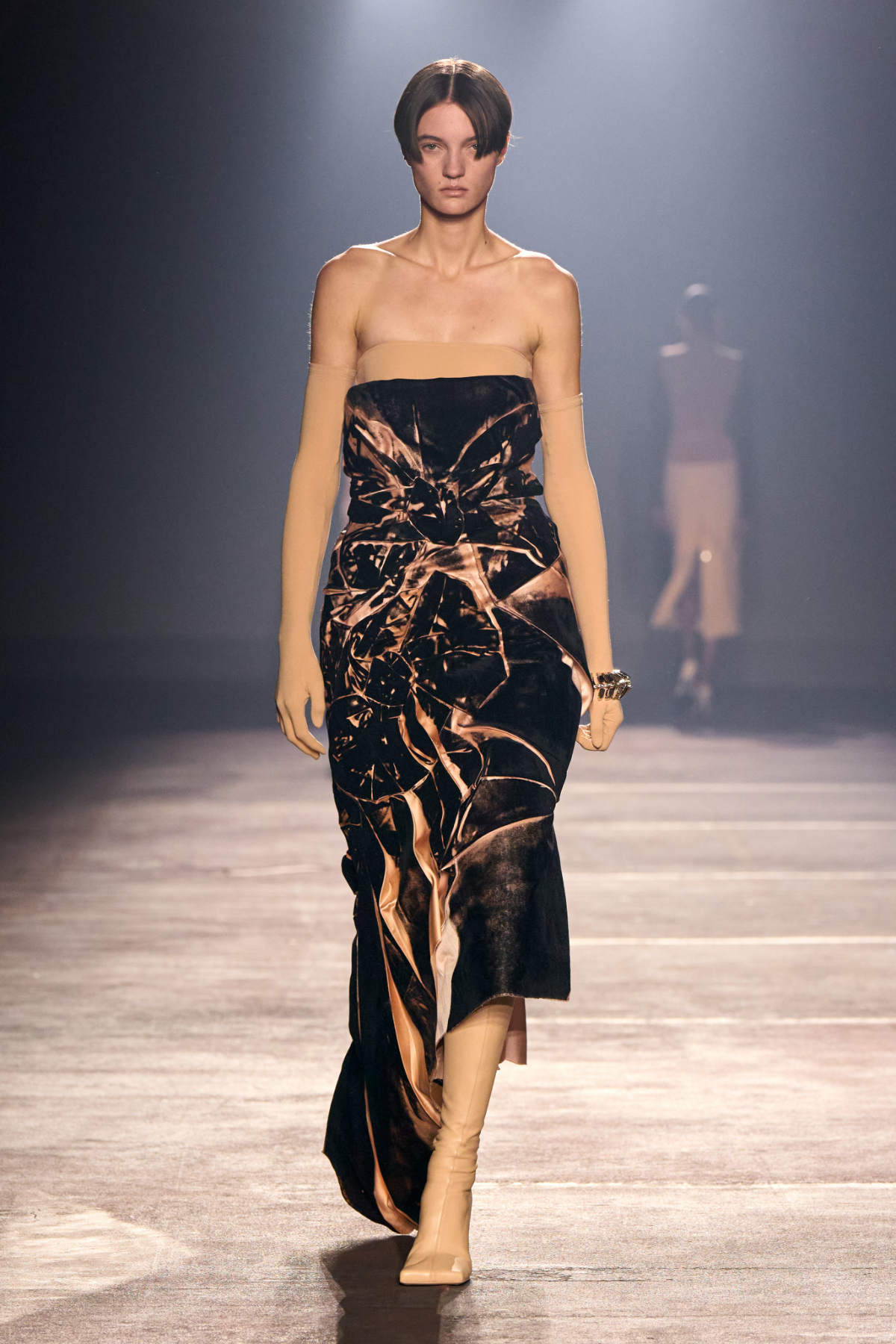 Stardust Aphrodite: Mugler’s Spellbinding SS26 Revival Of Hollywood Glamour