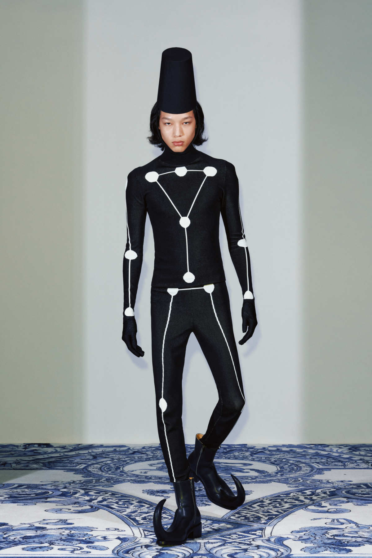 Xander Zhou Pro Presents His New SS25 High-Tech Couture Collection: Anachronotale