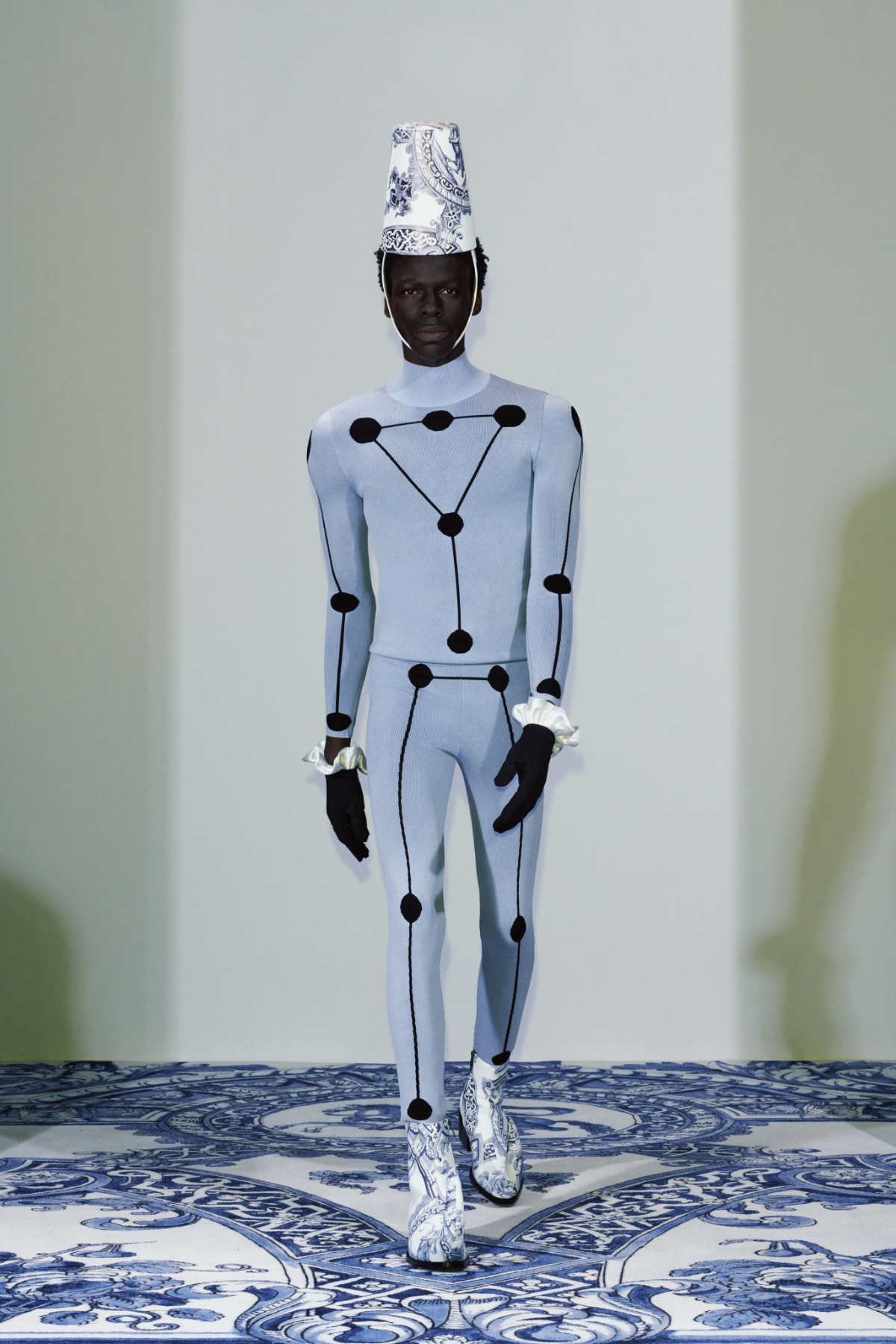 Xander Zhou Pro Presents His New SS25 High-Tech Couture Collection: Anachronotale