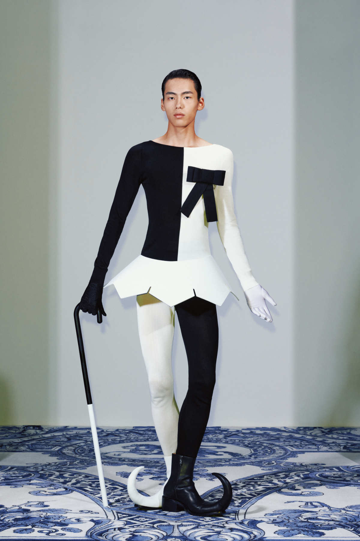 Xander Zhou Pro Presents His New SS25 High-Tech Couture Collection: Anachronotale