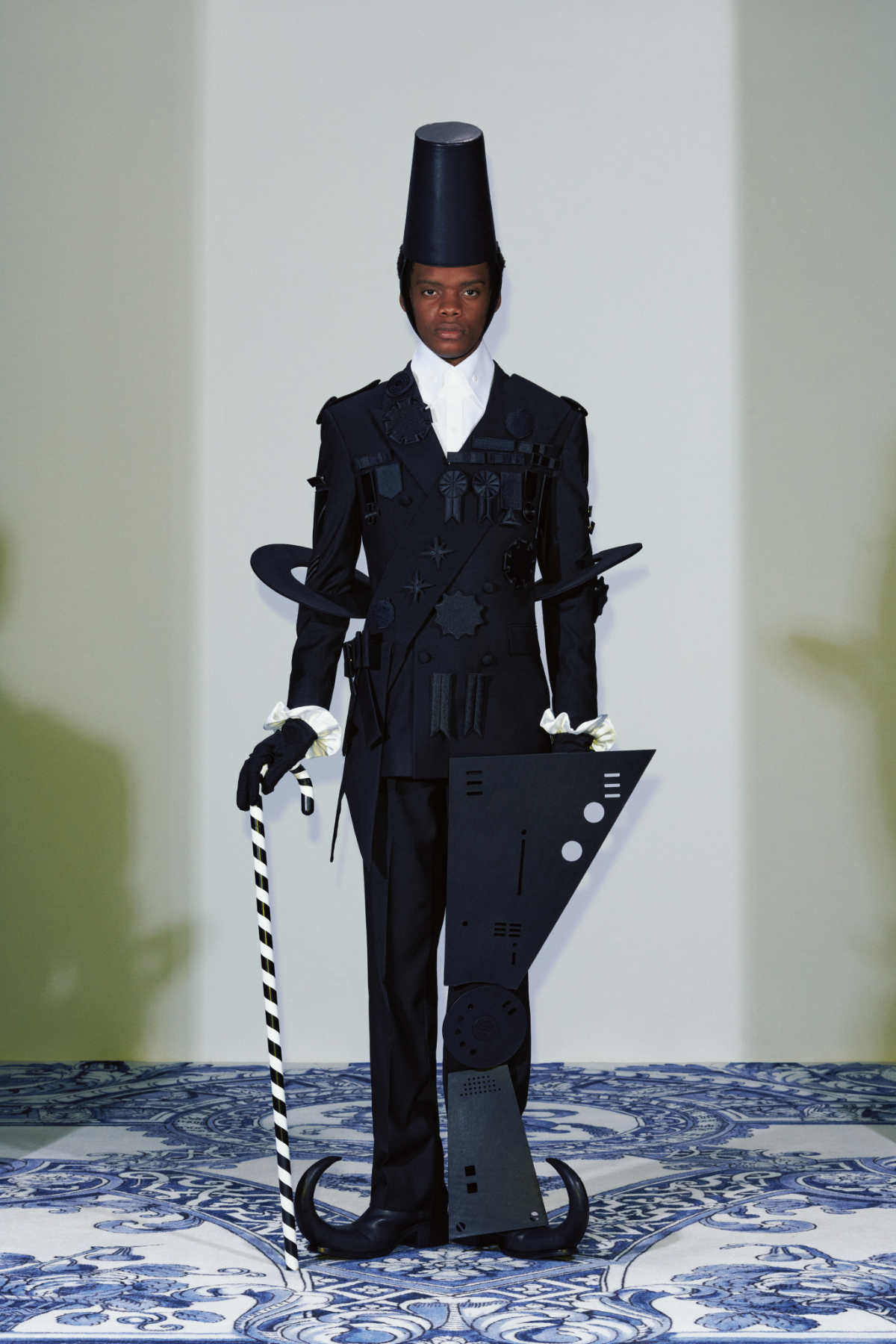 Xander Zhou Pro Presents His New SS25 High-Tech Couture Collection: Anachronotale