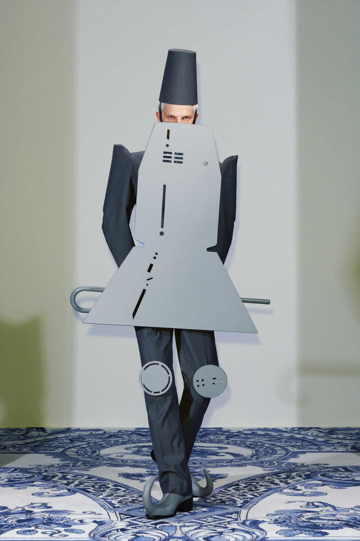 Xander Zhou Pro Presents His New SS25 High-Tech Couture Collection: Anachronotale