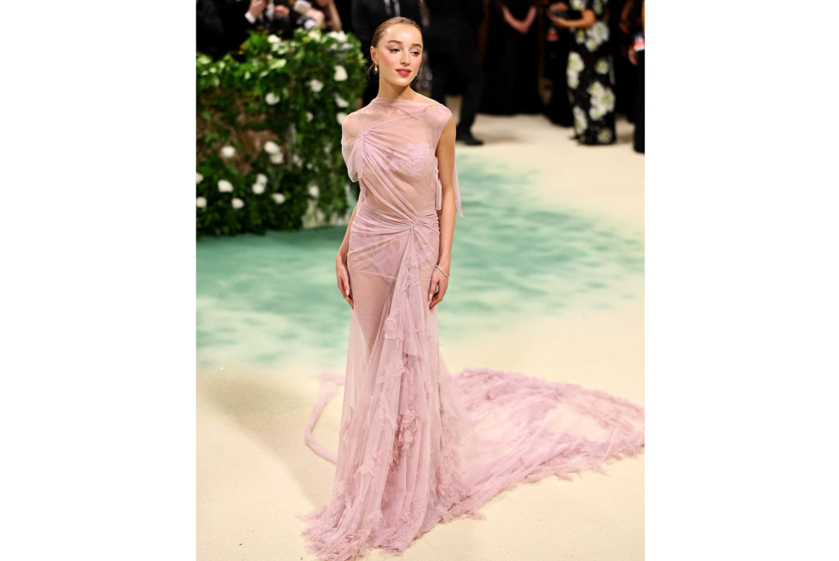 Phoebe Dynevor In Custom Victoria Beckham At The Met Gala - Luxferity ...