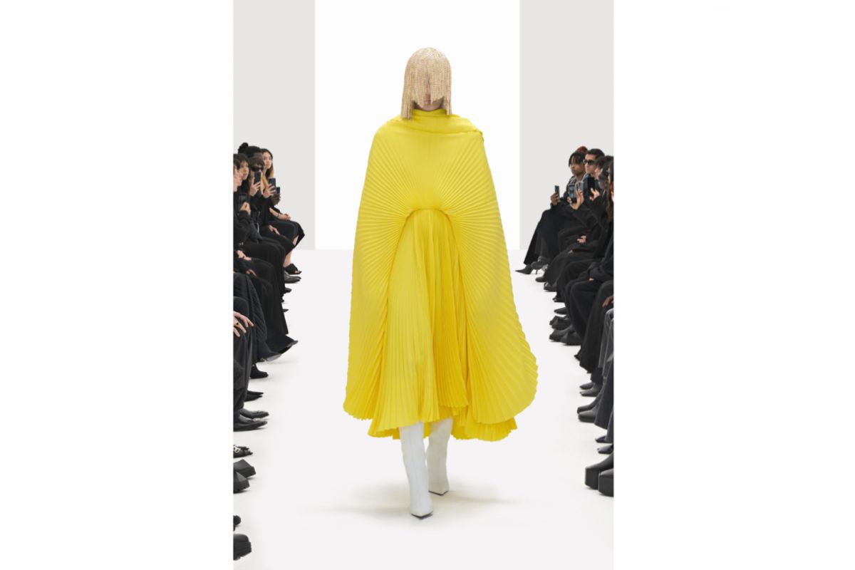 Balenciaga Presents Its New Spring 2022 Collection