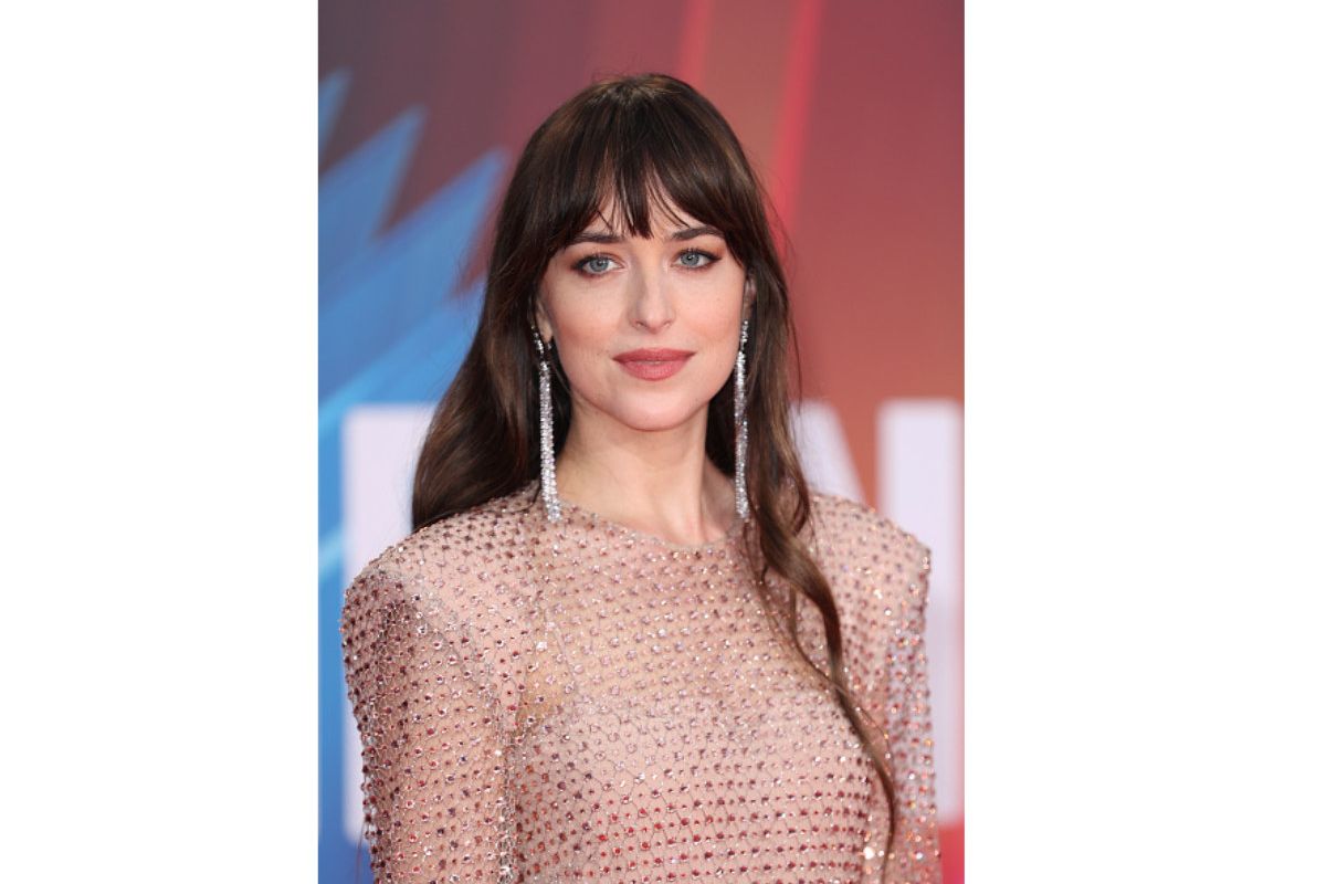 Dakota Johnson Wore Messika Earrings To The London Premiere Of "The Lost Daughter"