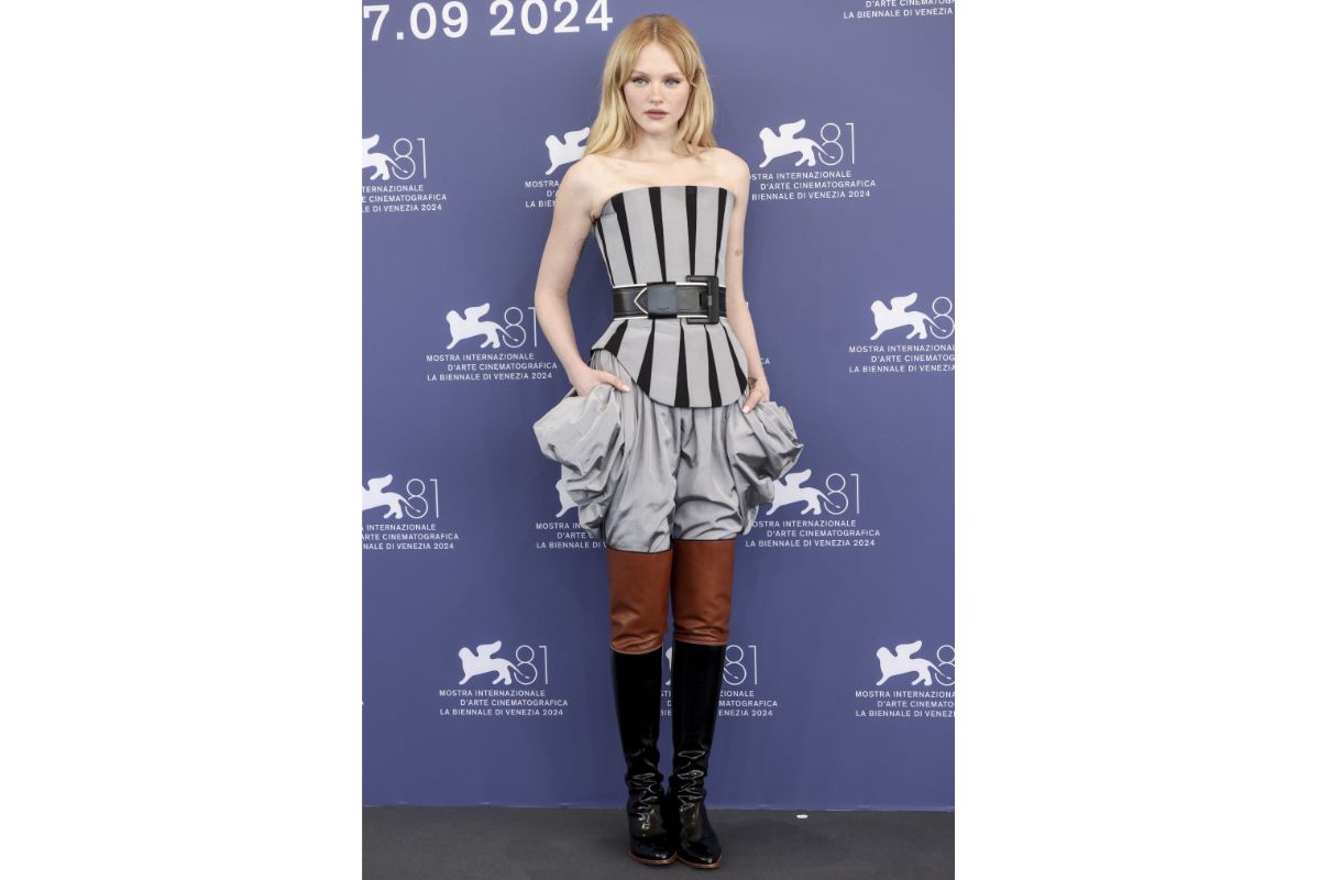 Emma Laird In Louis Vuitton At The Photocall Of “The Brutalist”