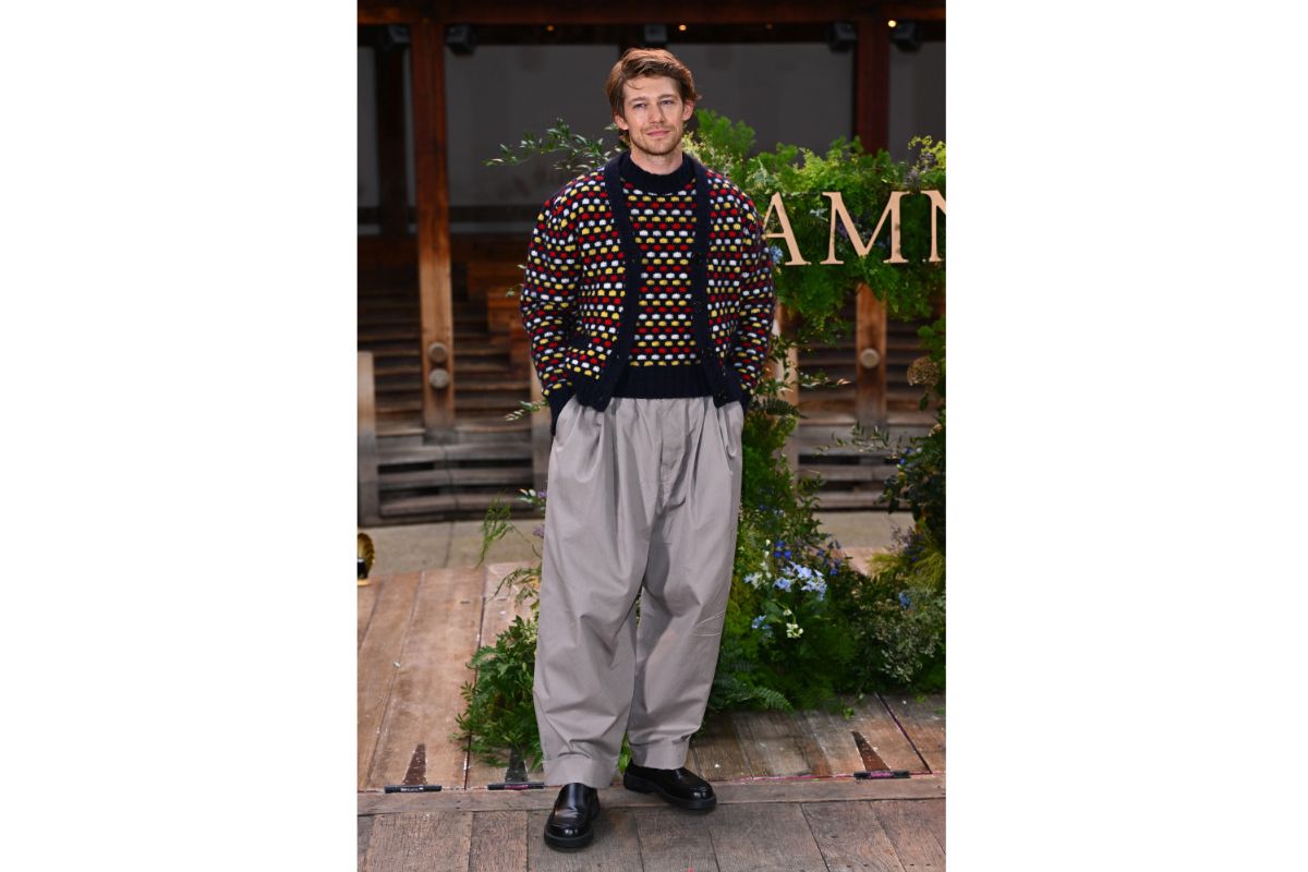 Joe Alwyn Channels Marni a Prologue At The Hamnet Photocall