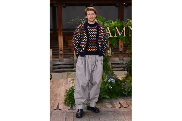 Joe Alwyn Channels Marni a Prologue At The Hamnet Photocall