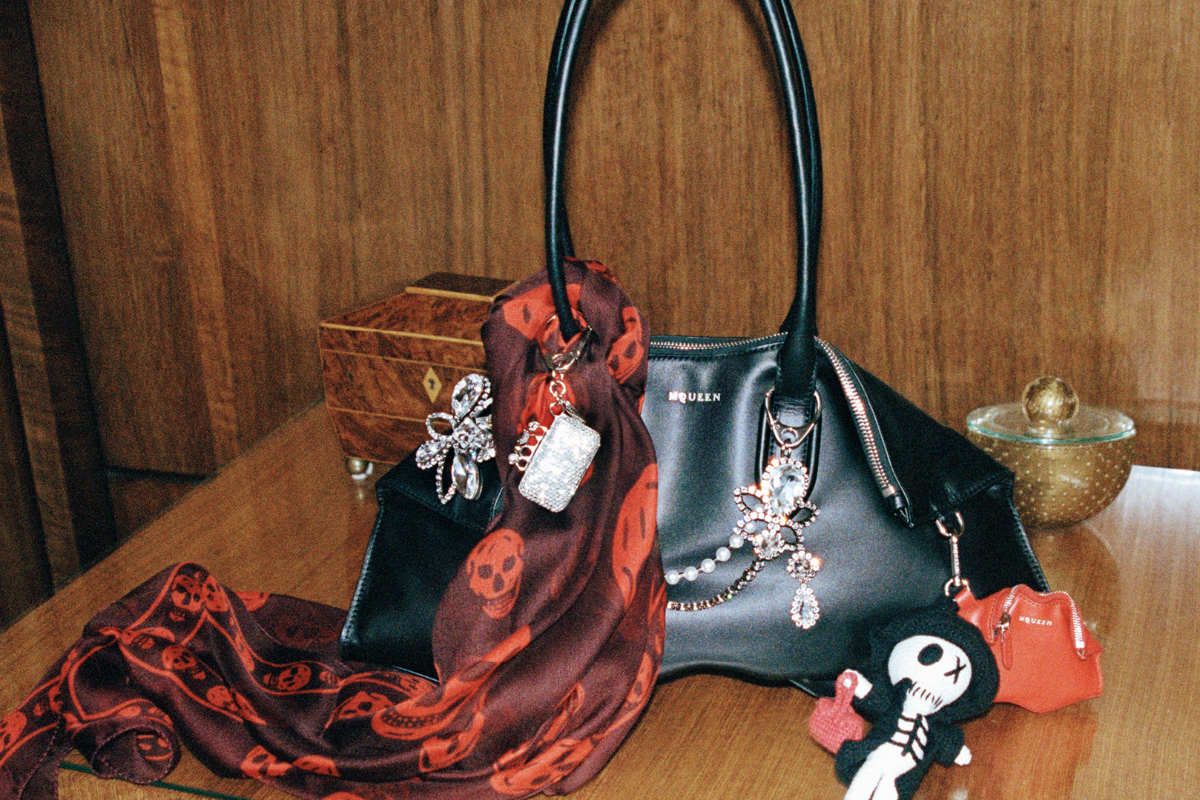 The Manta Bag: Alexander McQueen’s SS26 Reimagining Of An Iconic Silhouette