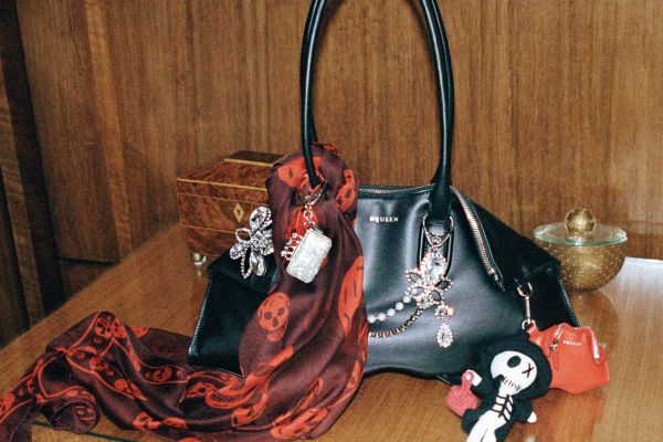 The Manta Bag: Alexander McQueen’s SS26 Reimagining Of An Iconic Silhouette