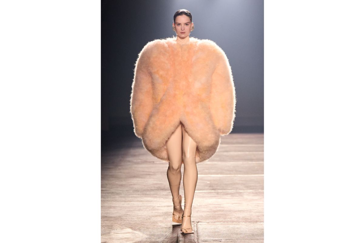 Stardust Aphrodite: Mugler’s Spellbinding SS26 Revival Of Hollywood Glamour