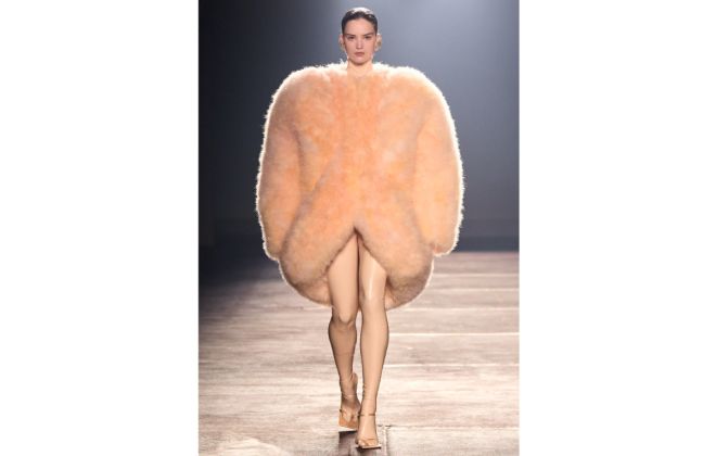 Stardust Aphrodite: Mugler’s Spellbinding SS26 Revival Of Hollywood Glamour