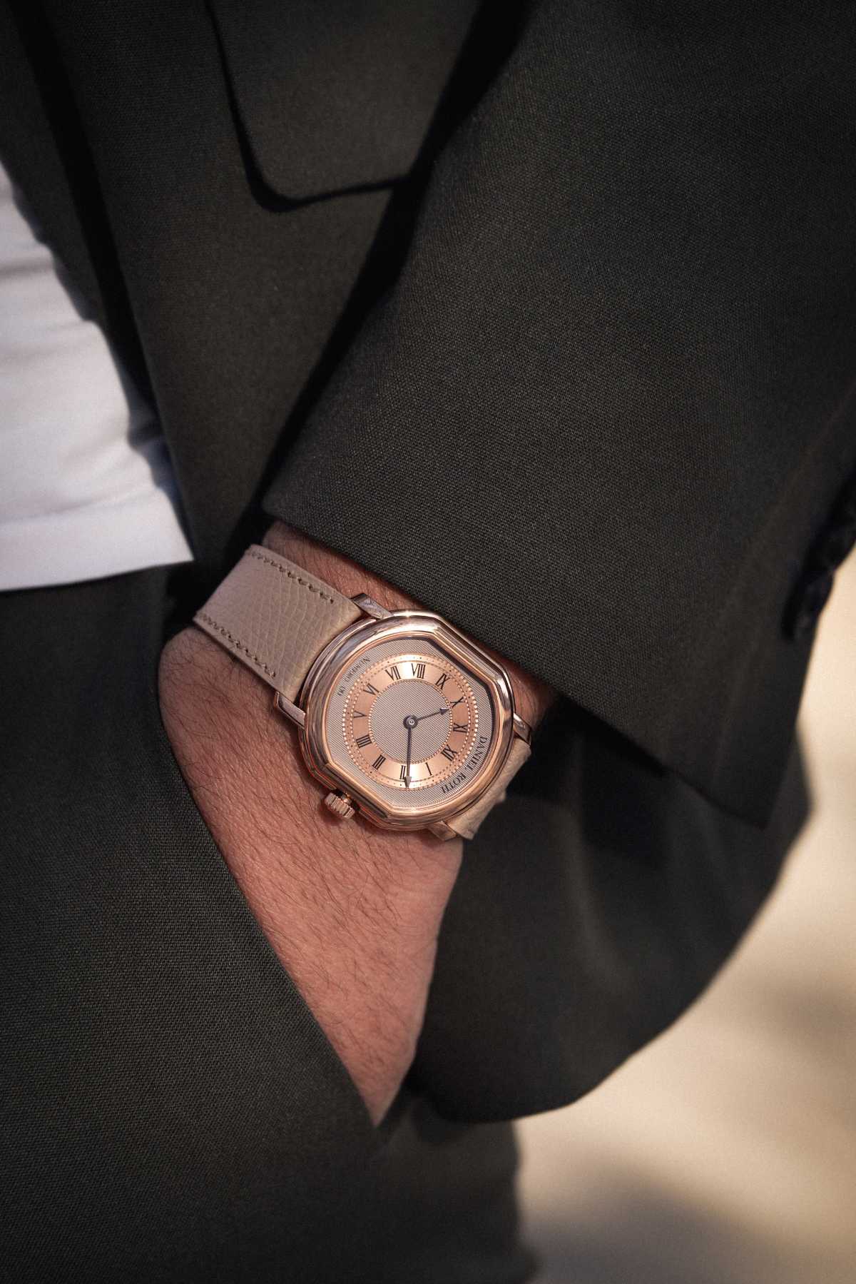 Daniel Roth Presents Its New Extra Plat Rose Gold Watch