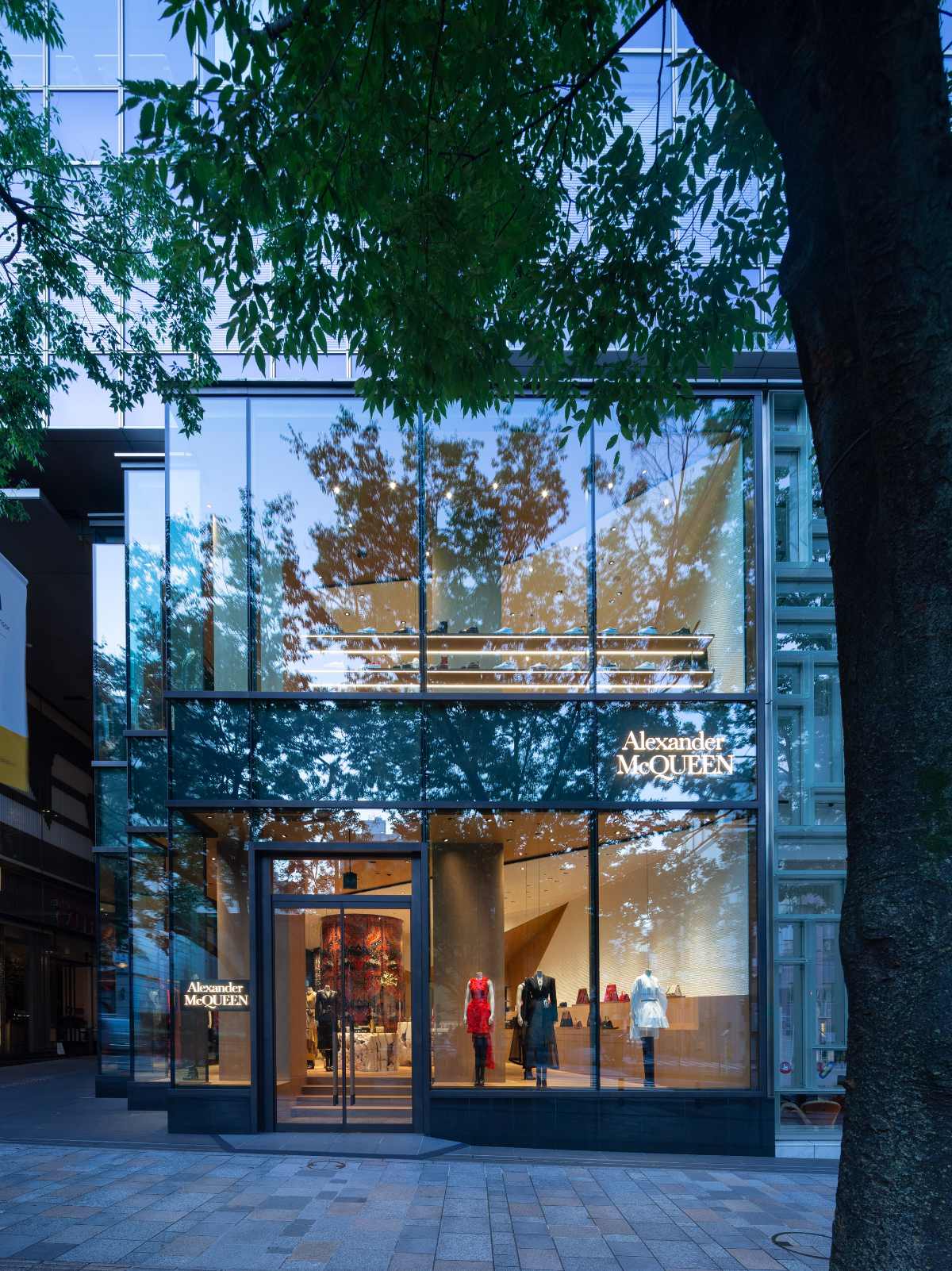 ALEXANDER McQUEEN  Luxury store, Storefront design, Store design