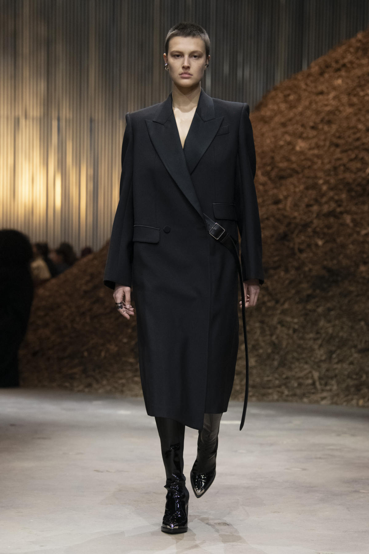The Best Looks from Alexander McQueen's Autumn Winter 2022 Menswear  Collection - YUNG