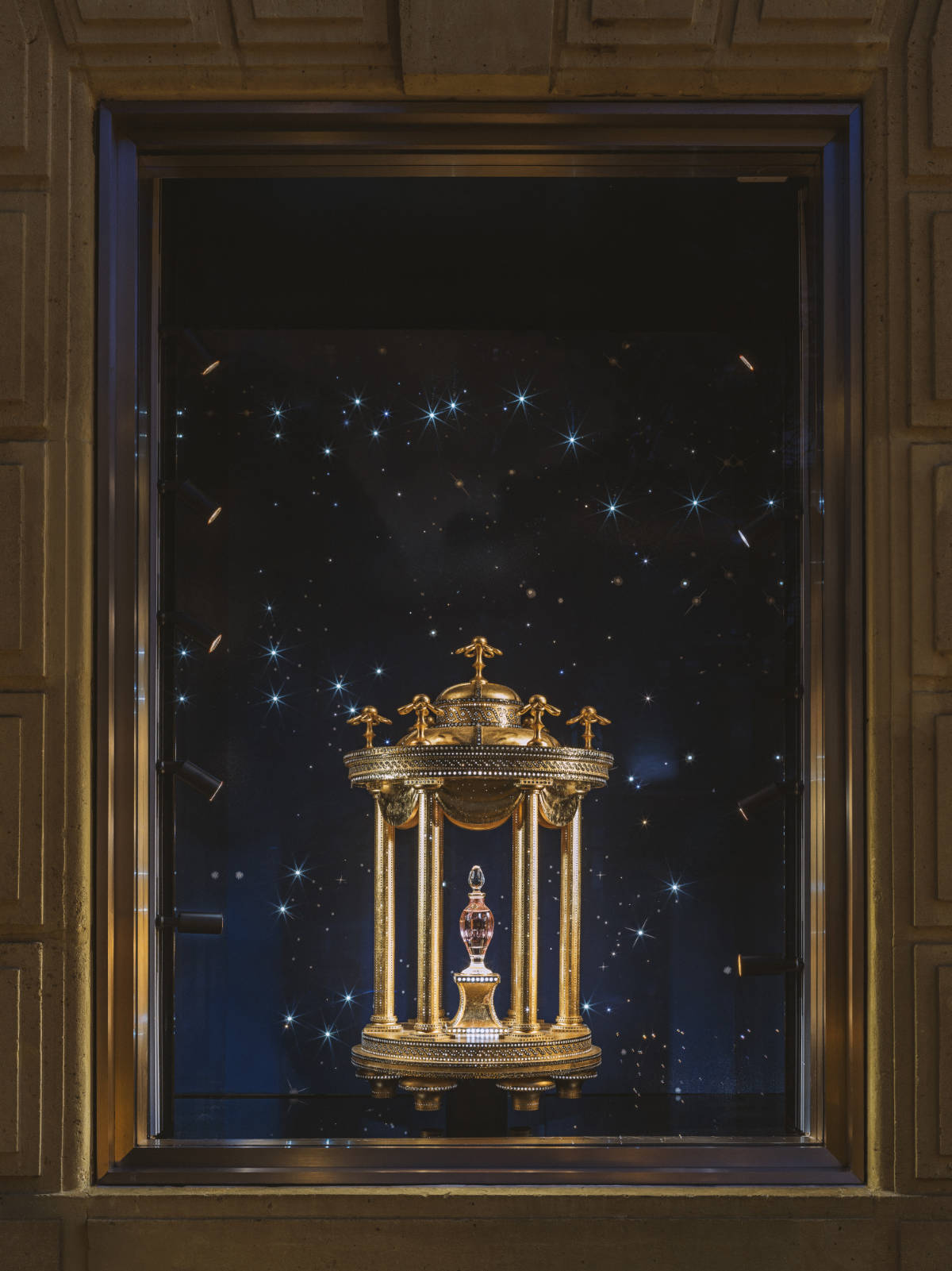 Dior Unveils A Dazzling Holiday Dreamscape At The Iconic 30 Montaigne