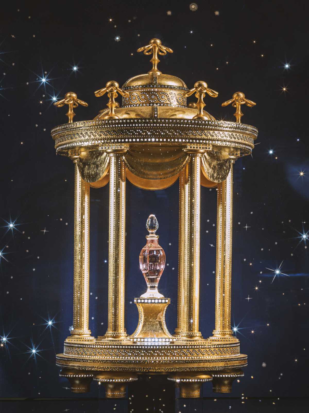 Dior Unveils A Dazzling Holiday Dreamscape At The Iconic 30 Montaigne