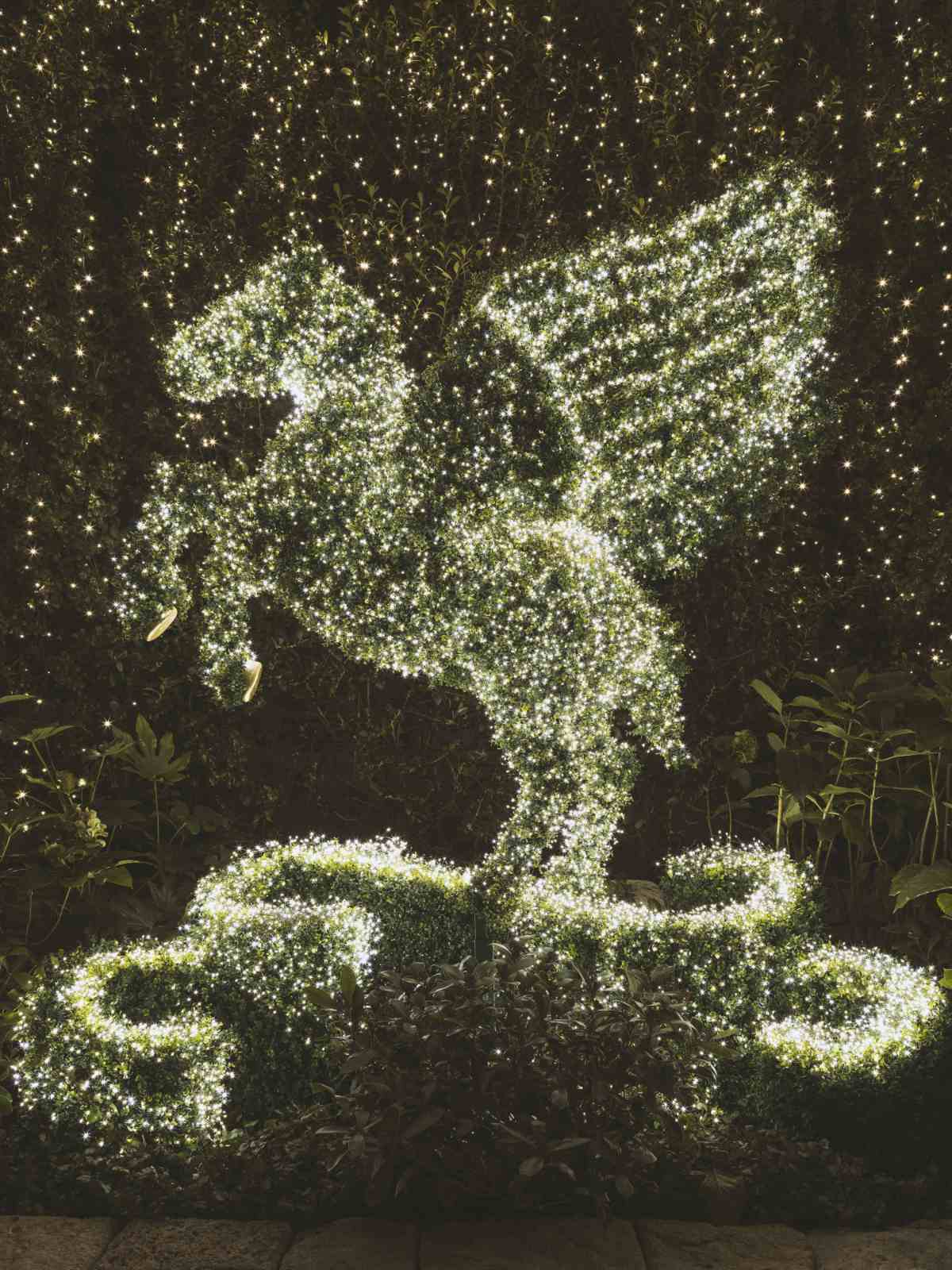 Dior Unveils A Dazzling Holiday Dreamscape At The Iconic 30 Montaigne