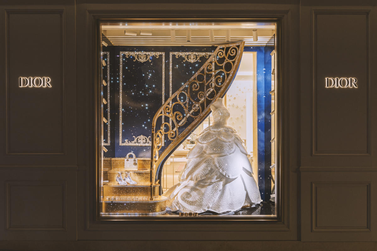 Dior Unveils A Dazzling Holiday Dreamscape At The Iconic 30 Montaigne