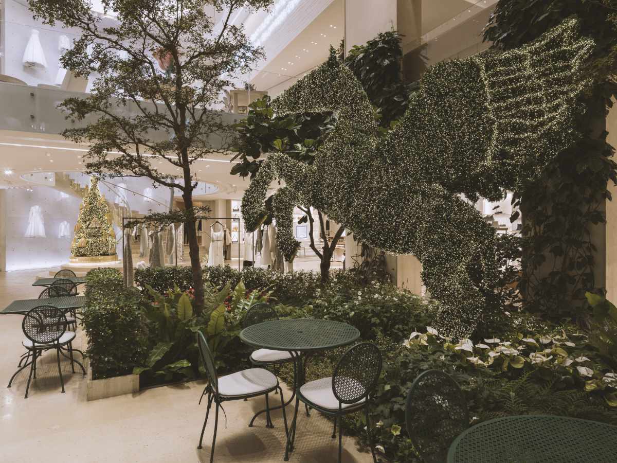 Dior Unveils A Dazzling Holiday Dreamscape At The Iconic 30 Montaigne