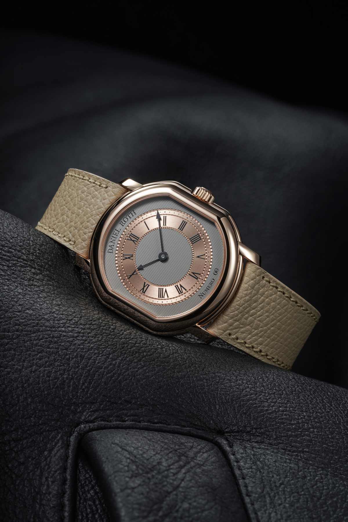 Daniel Roth Presents Its New Extra Plat Rose Gold Watch