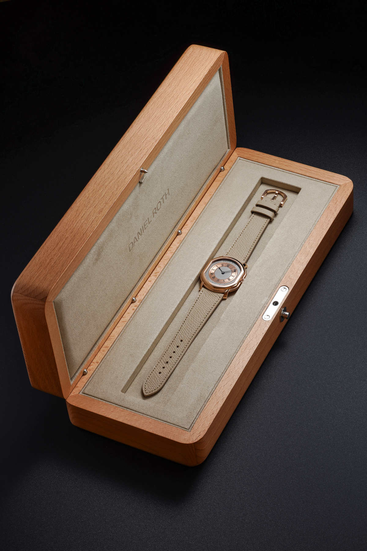 Daniel Roth Presents Its New Extra Plat Rose Gold Watch