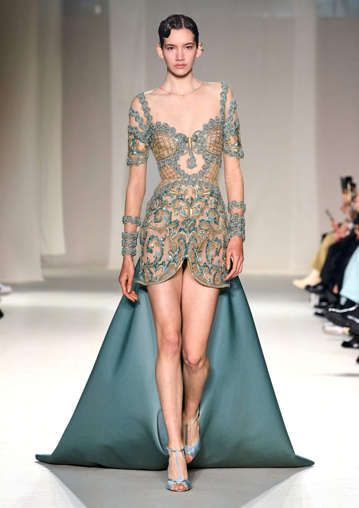Elie Saab Presents His New Haute Couture Spring-Summer 2023 Collection: A Golden Down